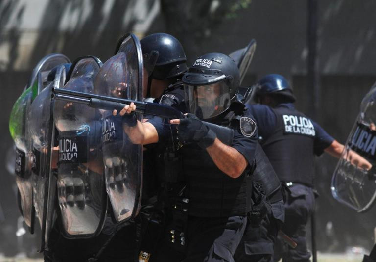 Αίμα, δακρυγόνα, πλαστικές σφαίρες στους δρόμους του Μπουένος Άιρες – Άγριο ξύλο για ώρες μπροστά στο Κοινοβούλιο